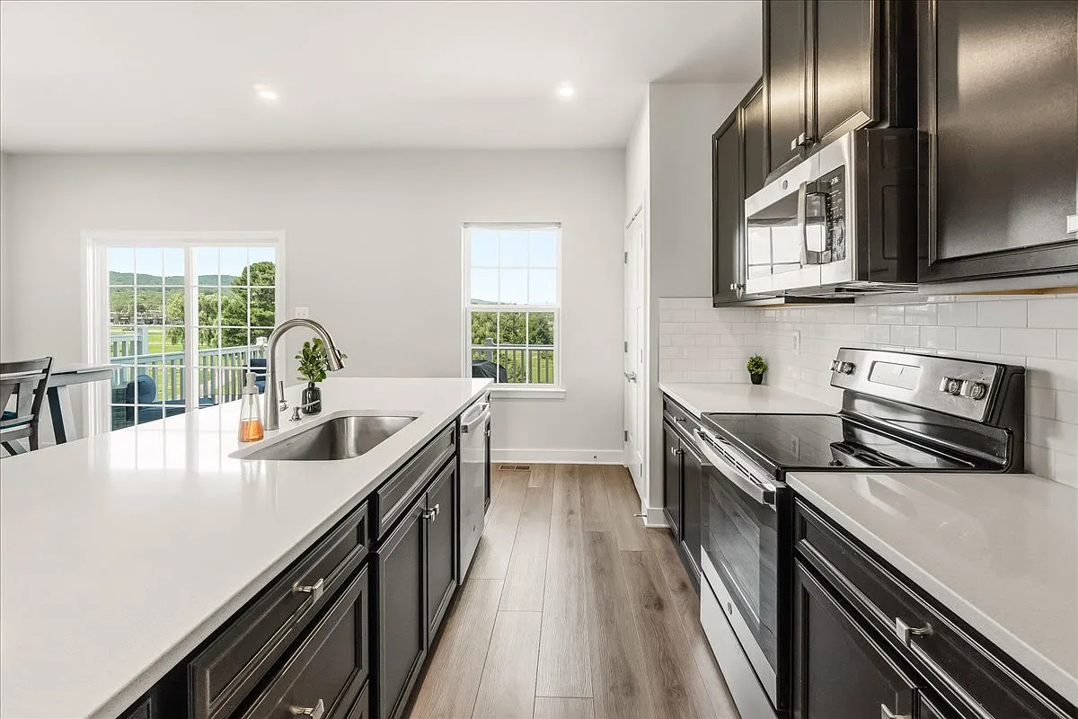 3 bed, 3.5 bath, 2016 sqft, $3,150 — Photo 3
