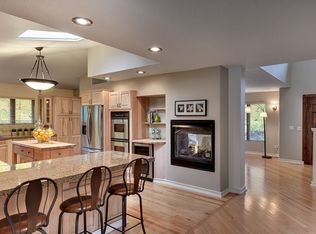 8973 Cove Pointe Rd, Eden Prairie, MN 55347
