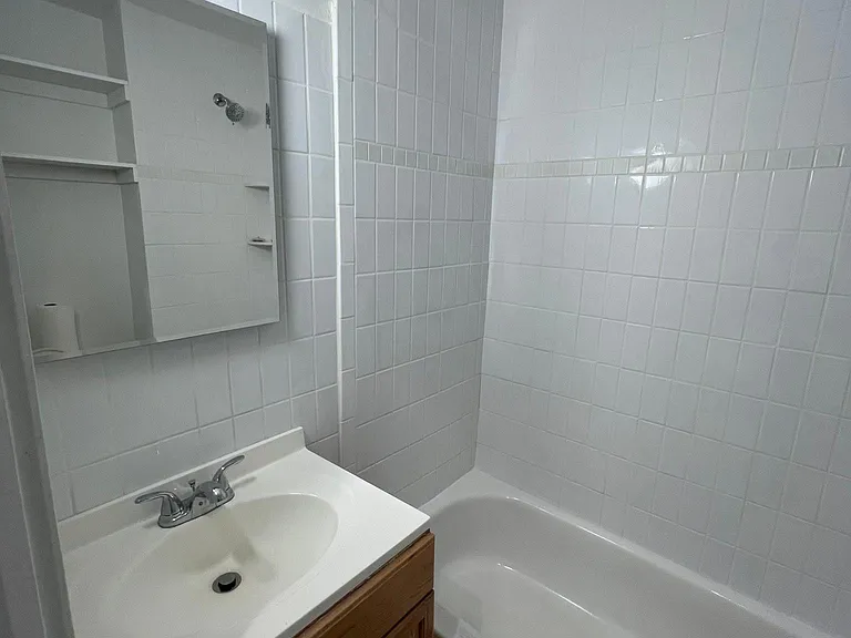 Bright full bathroom with tub/shower combo.