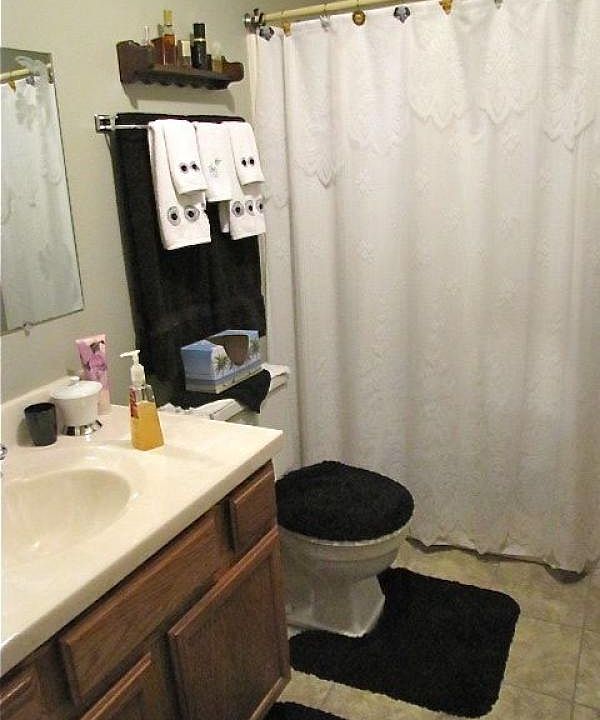 Lower unit bathroom