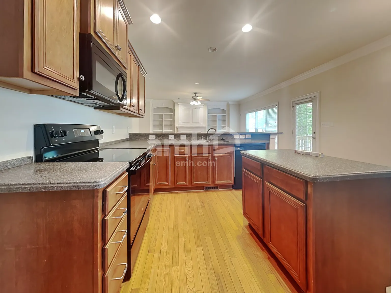 3 bed, 2.5 bath, 2418 sqft, $2,845 — Photo 3