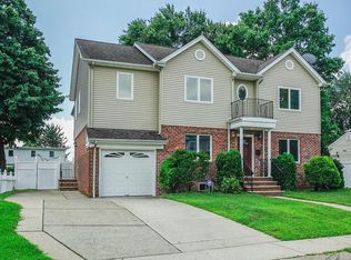 22 Taggart Way, Saddle Brook, NJ 07663