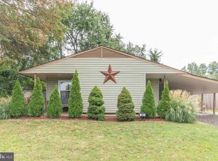 22 Evergreen Ln, Levittown, PA 19054