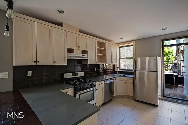 Rented by MNS | media 11