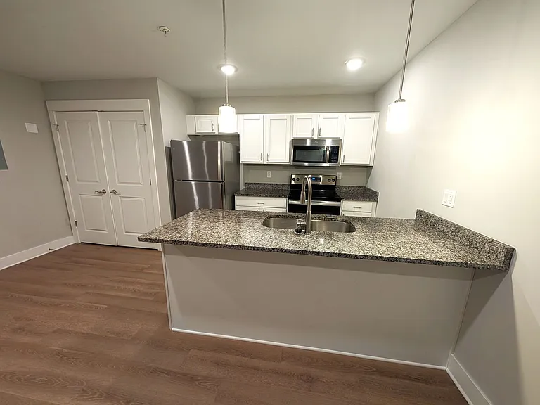 309 E Spring St — Photo 2