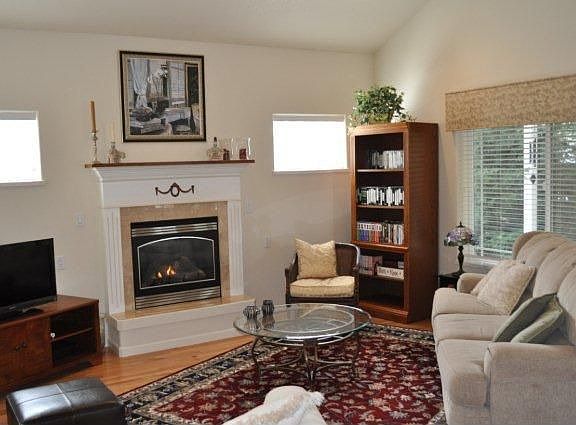 4th image of 1049 Kensington Ct