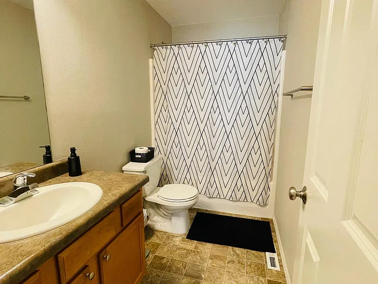 Upstairs full bathroom