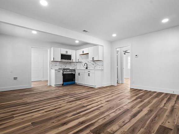 3rd image of 715 Scott Dr