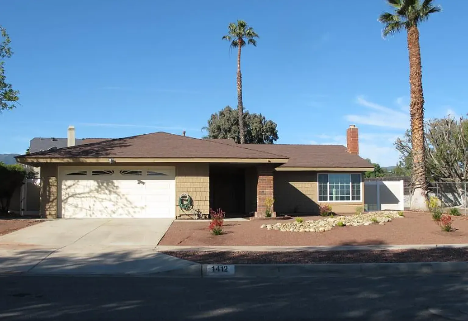 4 Bedroom 2 Bathroom Pool Home in Corona! — Photo 1