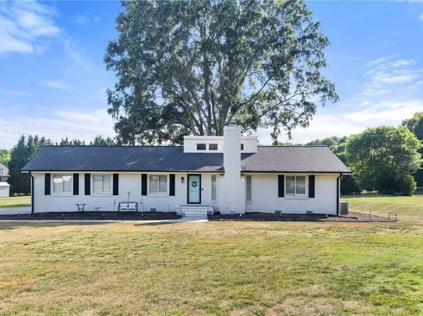 5833 Billet Rd, Oak Ridge, NC 27310