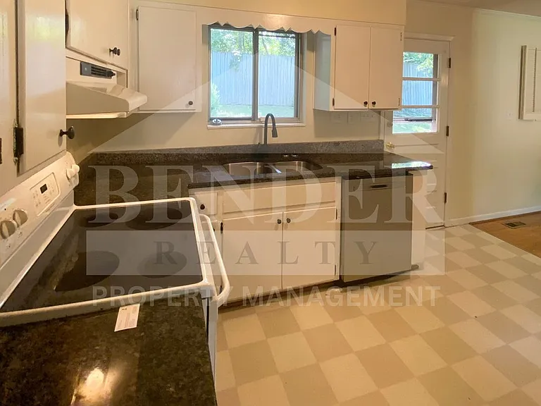 2300 Oakland Dr NW — Photo 7