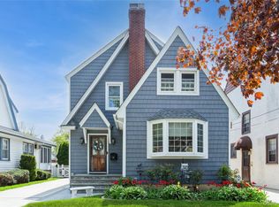 28 Willow St, Floral Park, NY 11001