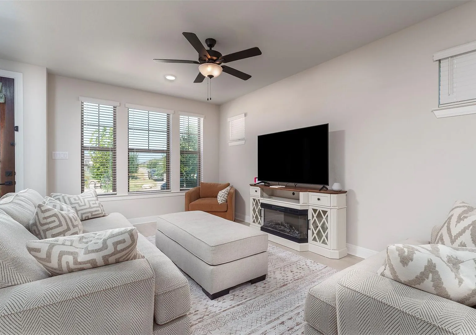 905 Carnation — Photo 3