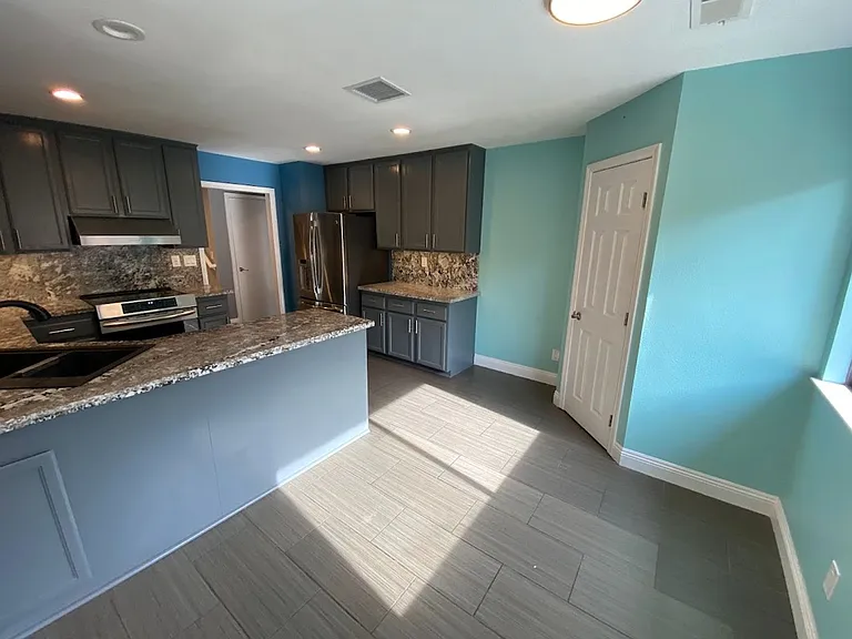 2545 Winsford Ln — Photo 6