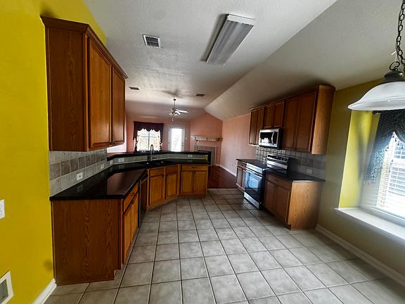 3rd image of 401 Lois Ln