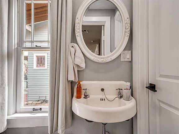 5th image of 530 NW 20th St