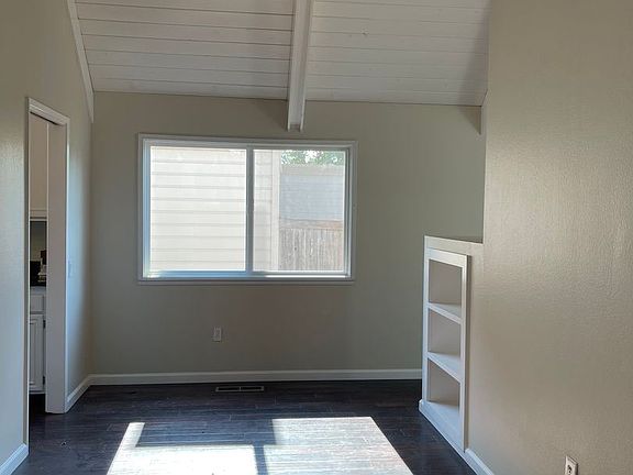 5th image of 372 Dahlia Dr