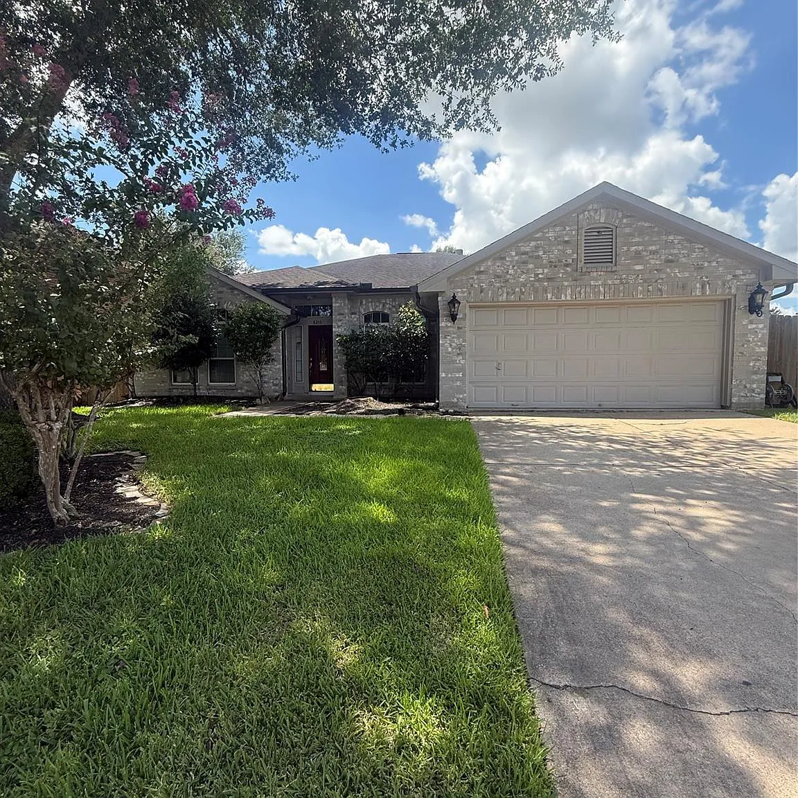 4 bed, 2.0 bath, 2200 sqft, $2,200 — Photo 1