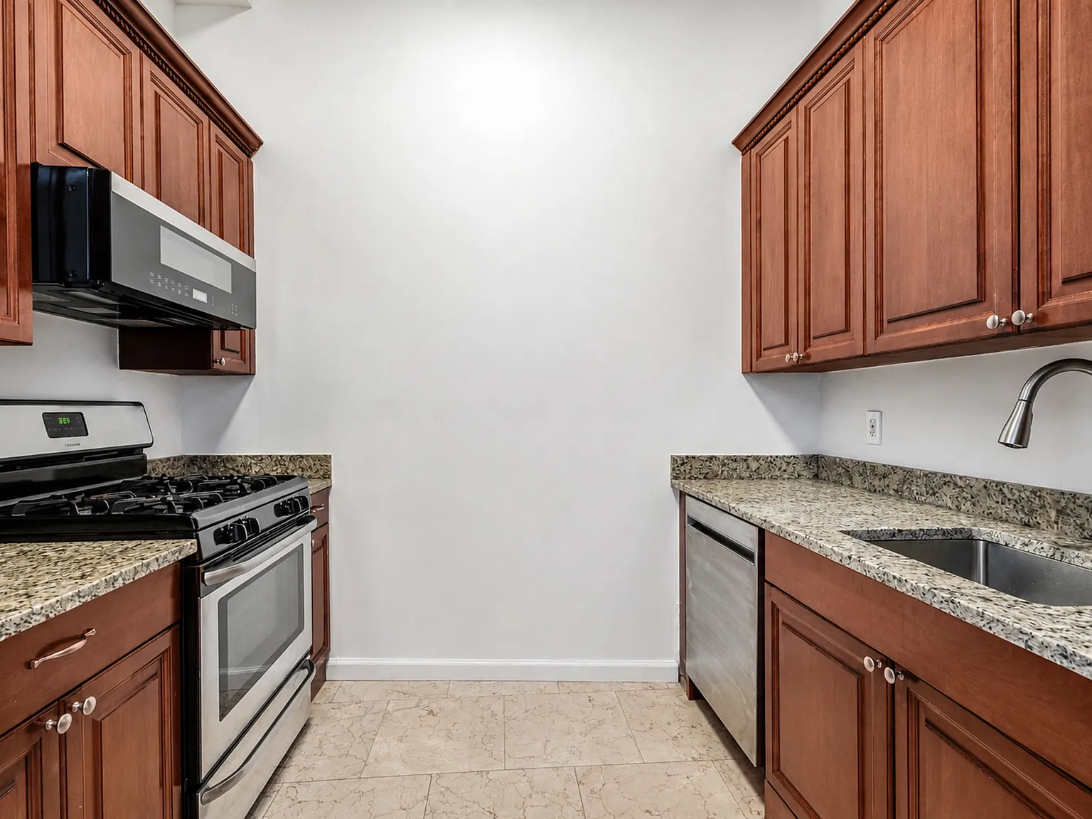 2 bed, 950 sqft, $2,016 — Photo 4