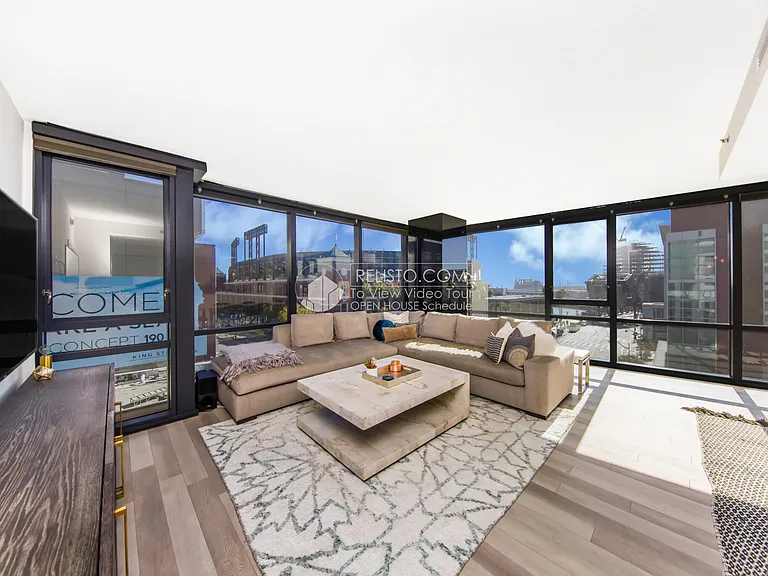 250 King St #652 — Photo 3