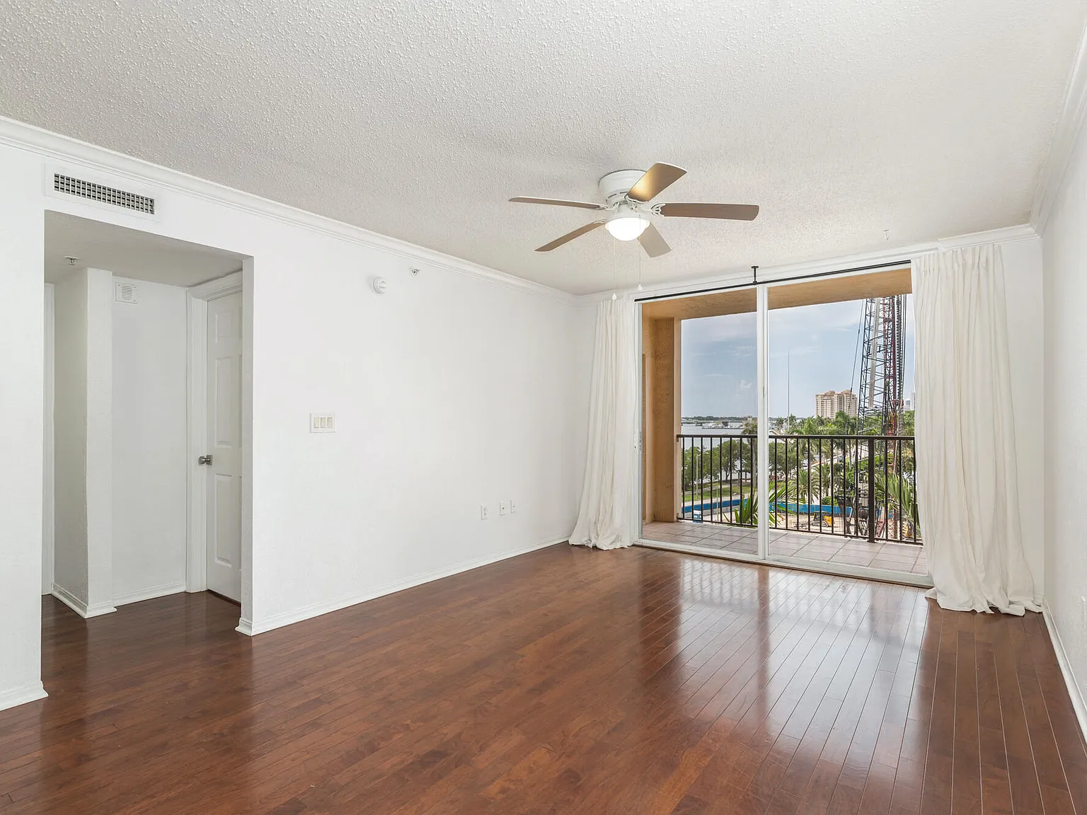 1 bed, 1.0 bath, 778 sqft, $2,300 — Photo 3
