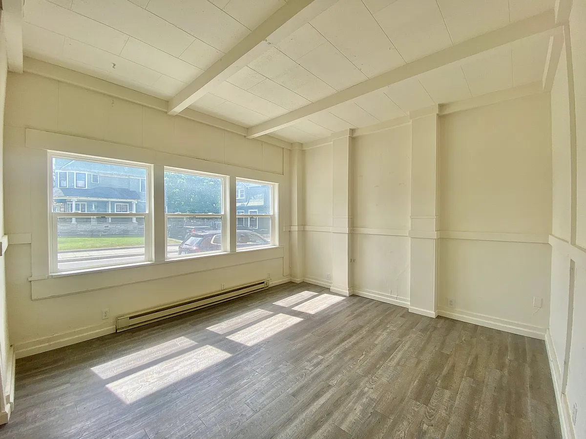Building Photo - 109 S Vine St #104