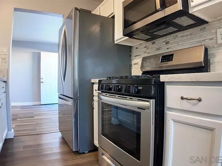 3934 1/2 Marine View Ave — Photo 9