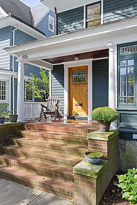 Sold by Compass | media 2