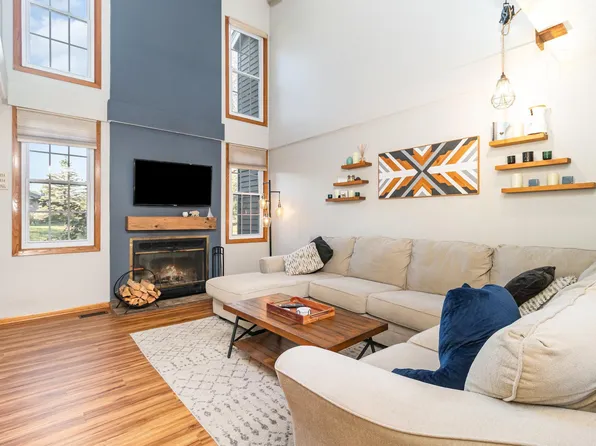 8084 Curtis Ln, Eden Prairie, MN 55347
