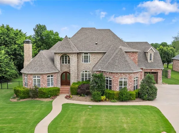 17 W Nottingham Ln, Rogers, AR 72758