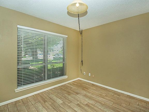 3rd image of 1806 Lakecrest Ct
