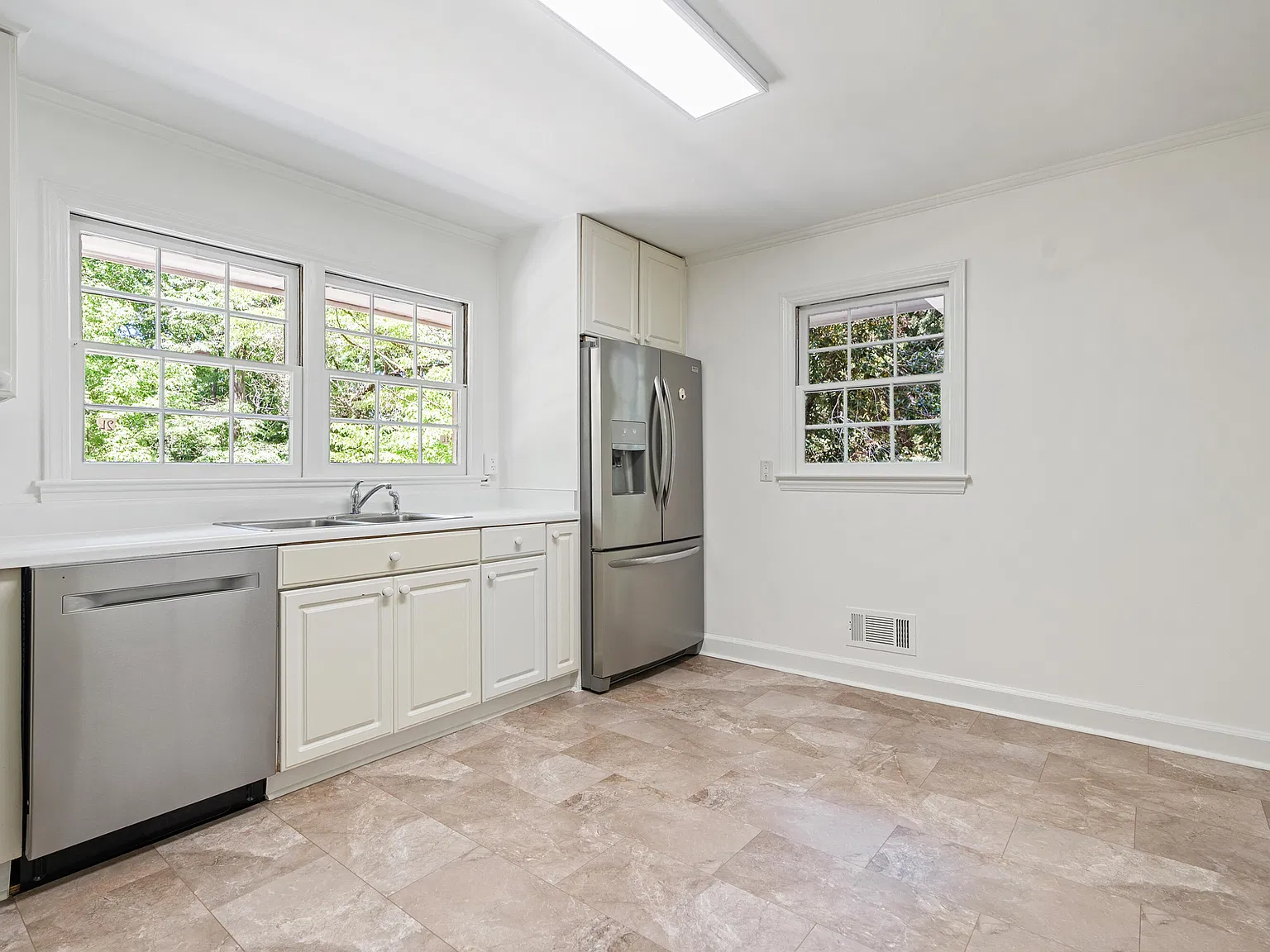 4 bed, 3.0 bath, $3,000 — Photo 3