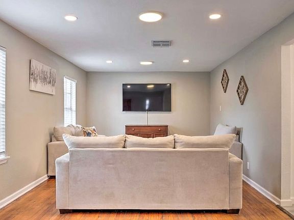 3rd image of 2223 Des Jardines St