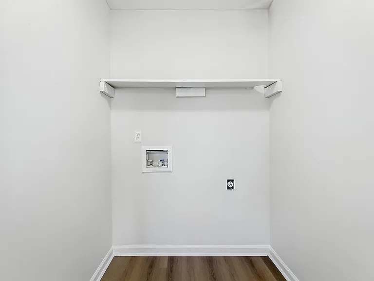 Brighton - Walk-in Closet