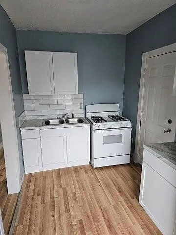 2417 W Grand St — Photo 3