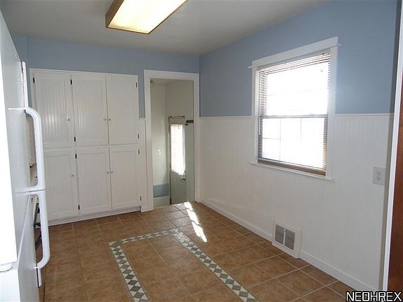 3rd image of 556 Meadow Ln