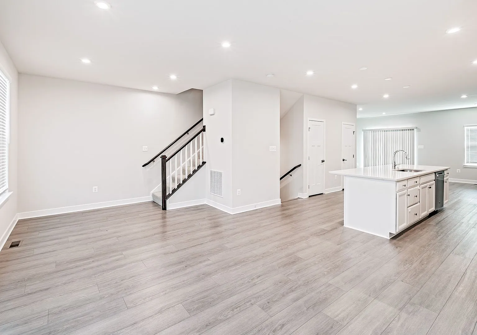 3 bedroom, 2.5 bath Middletown end unit townhome — Photo 3