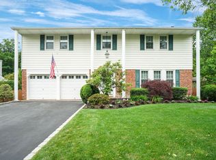 46 Crescent Pl, Smithtown, NY 11787