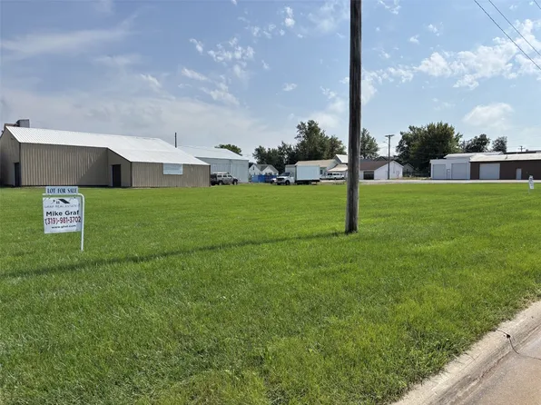 92-98 Main St, Newhall, IA 52315