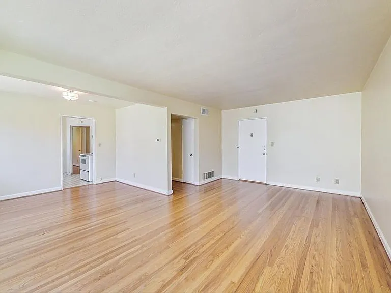2208 Lakeshore Ave #311 — Photo 3