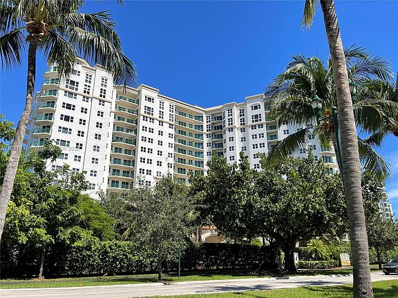 4th image of 19900 E Country Club Dr APT 1001