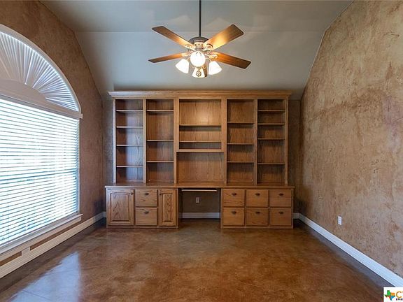 3rd image of 915 Salado Oaks Dr