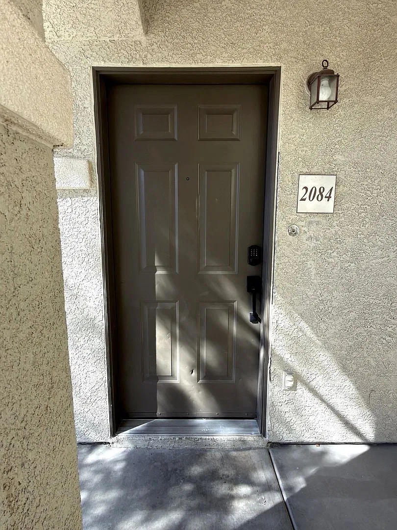 Stylish, Move-In Ready Condo with Modern Upgrades — Photo 1