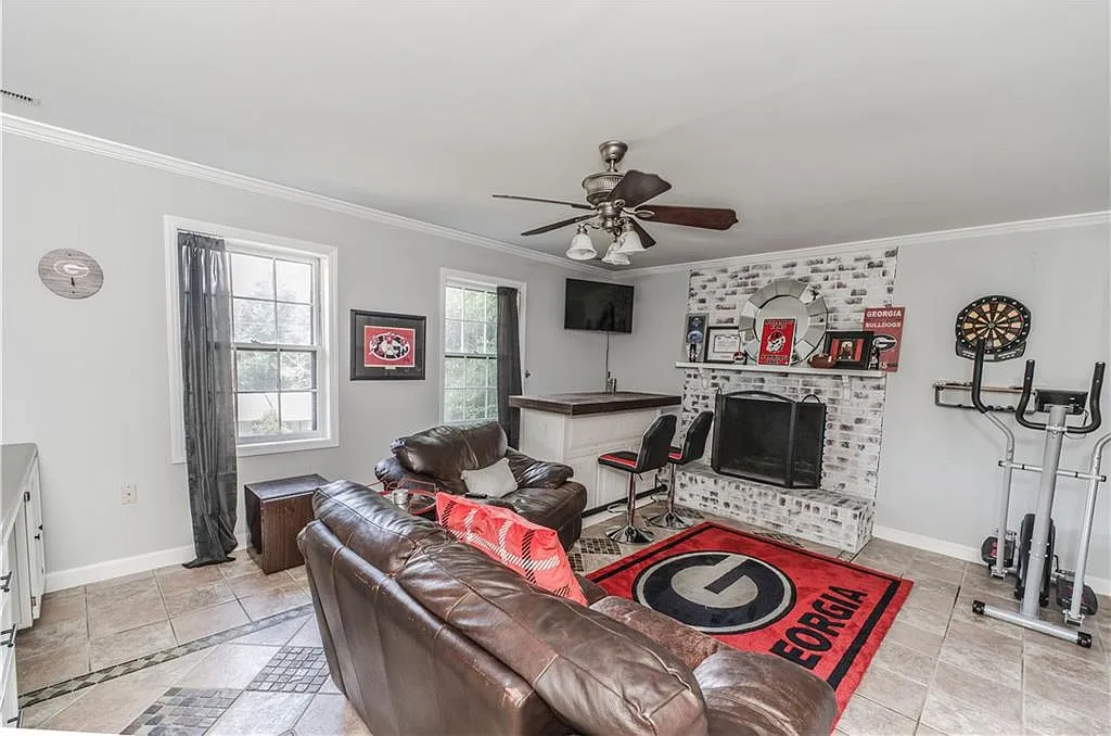 5 bed, 3.0 bath, 2109 sqft, $2,100 — Photo 4