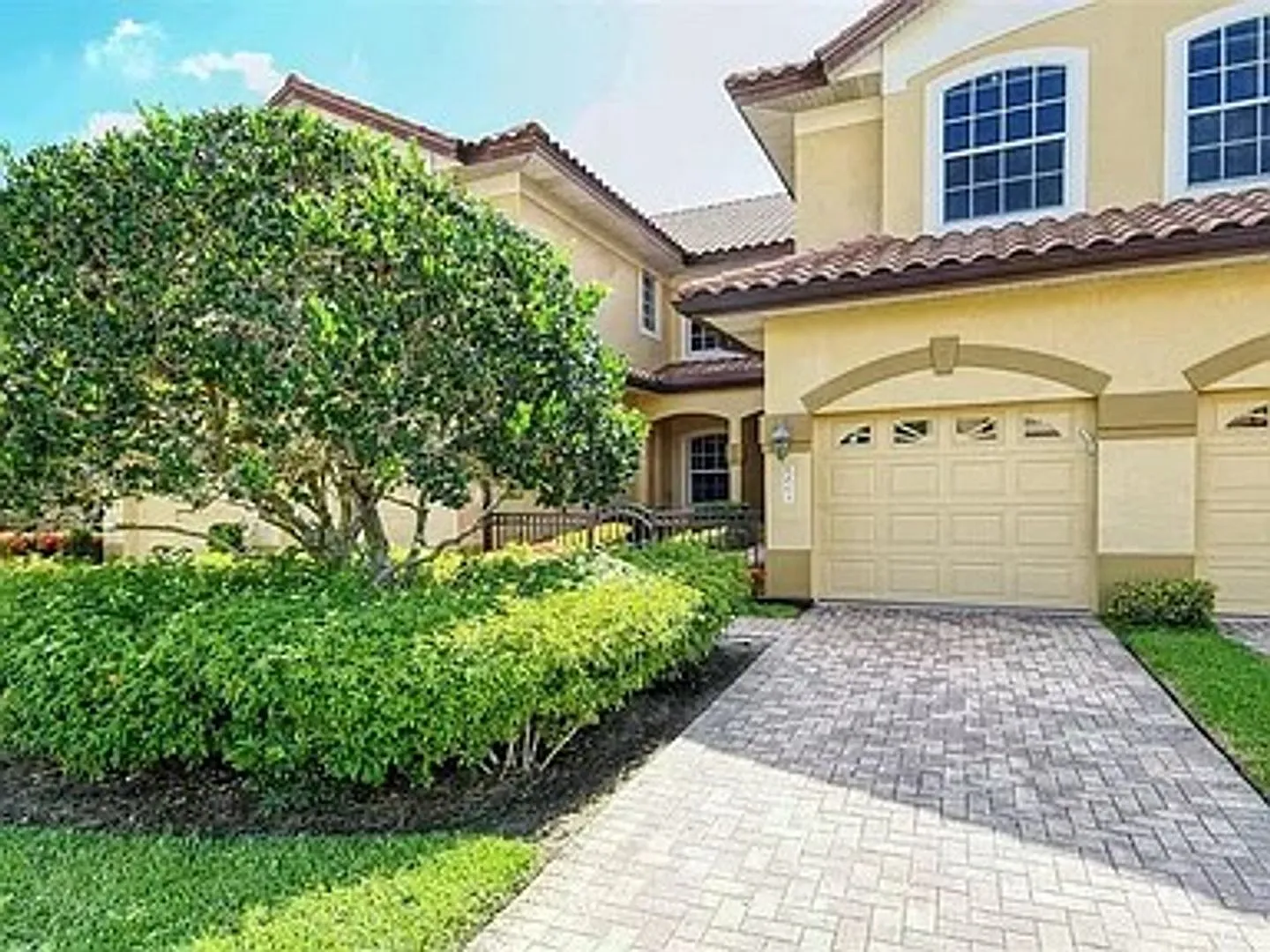 ** 3 Month Minimum - 9 Month Maximum Lease Options ** Gorgeous Turnkey Furnished Condo Located In... — Photo 2