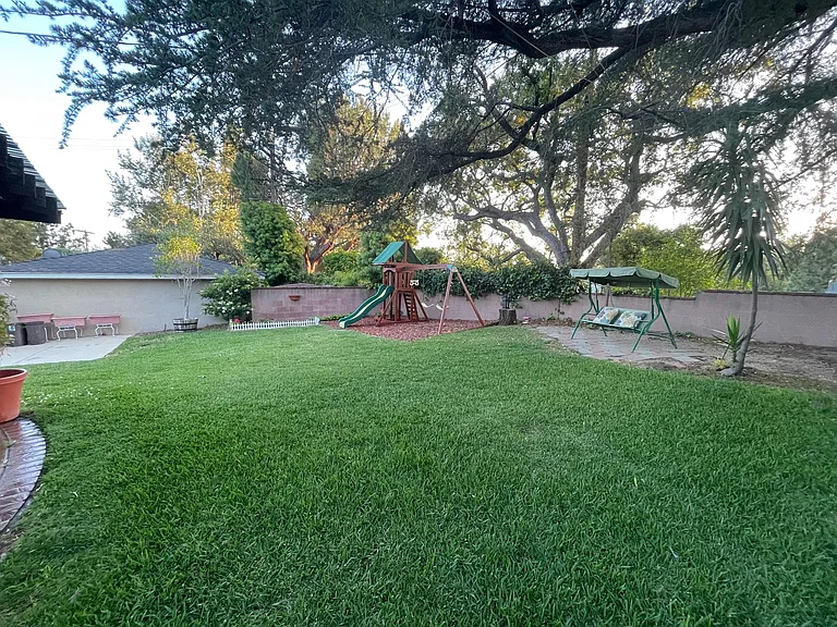 1085 Riviera Dr — Photo 9