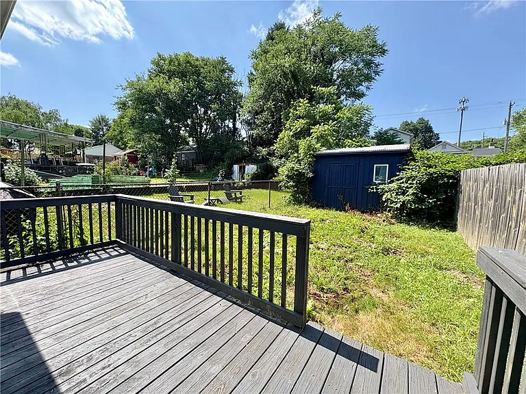 594 E Madison St — Photo 16