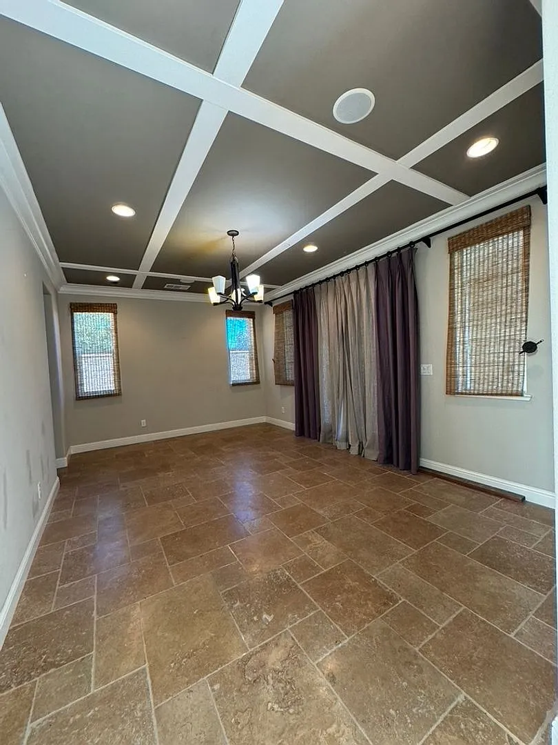 Beautiful home with 4 bedrooms and 3.5 baths located in Elk Grove. — Photo 3