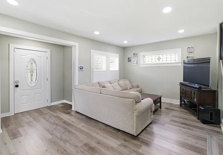 925 Plainfield Ave — Photo 4