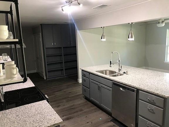 3rd image of 1121 Dora St